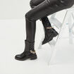 Bottes matelassées avec chaînes noir femme