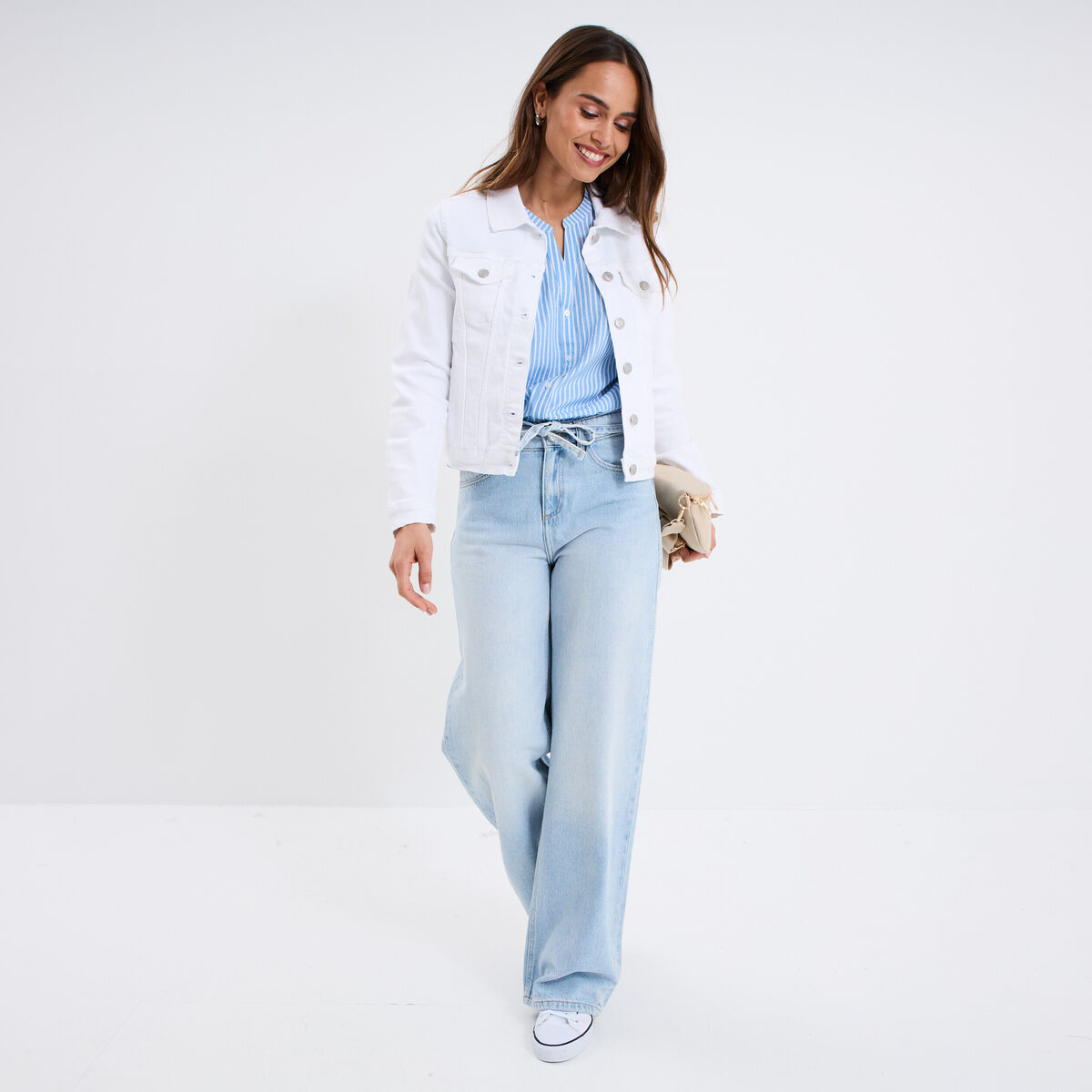 Veste en jean ajust&eacute;e boutonn&eacute;e denim blanc femme