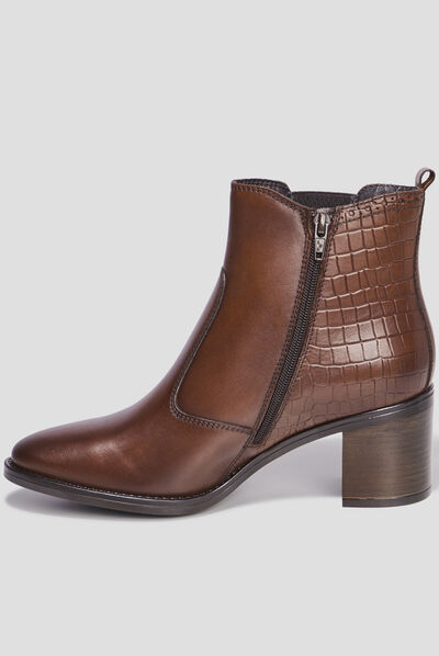 Bottines à talons avec clous en cuir marron femme