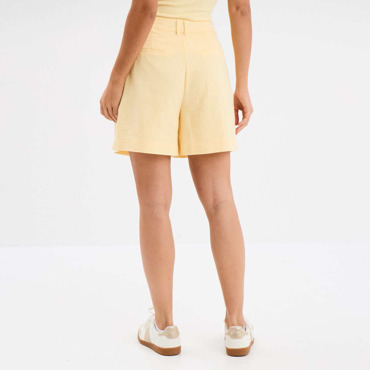 Short large avec pinces jaune clair femme