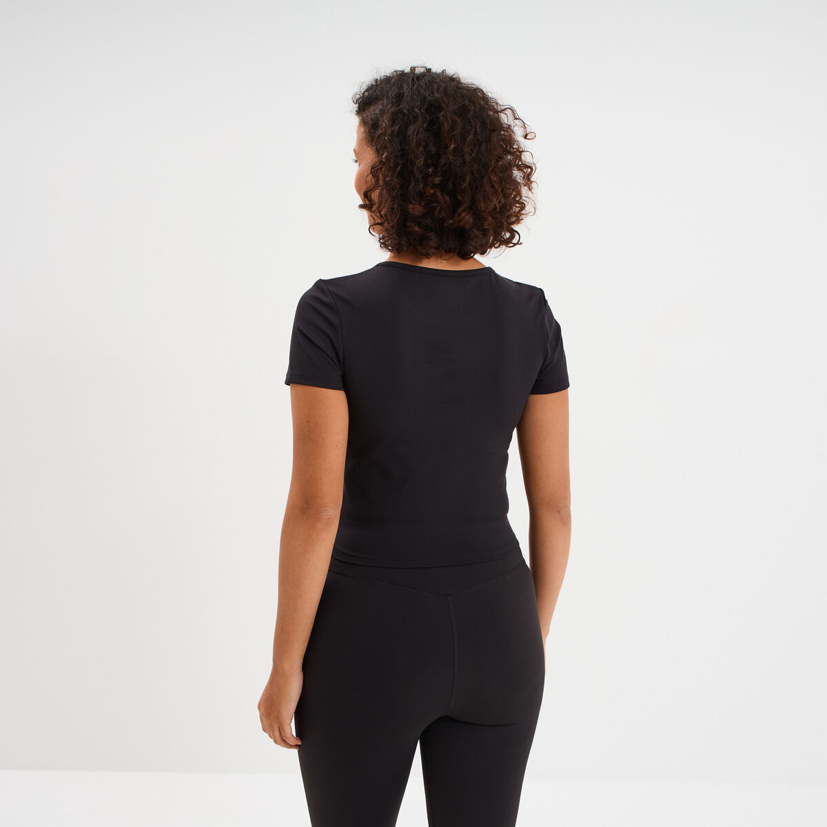 T-shirt de sport court ajust&eacute; noir femme