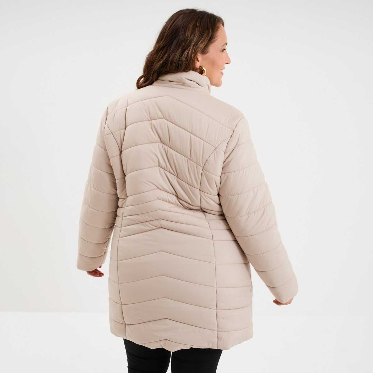 Doudoune longue &agrave; capuche beige femme grande taille