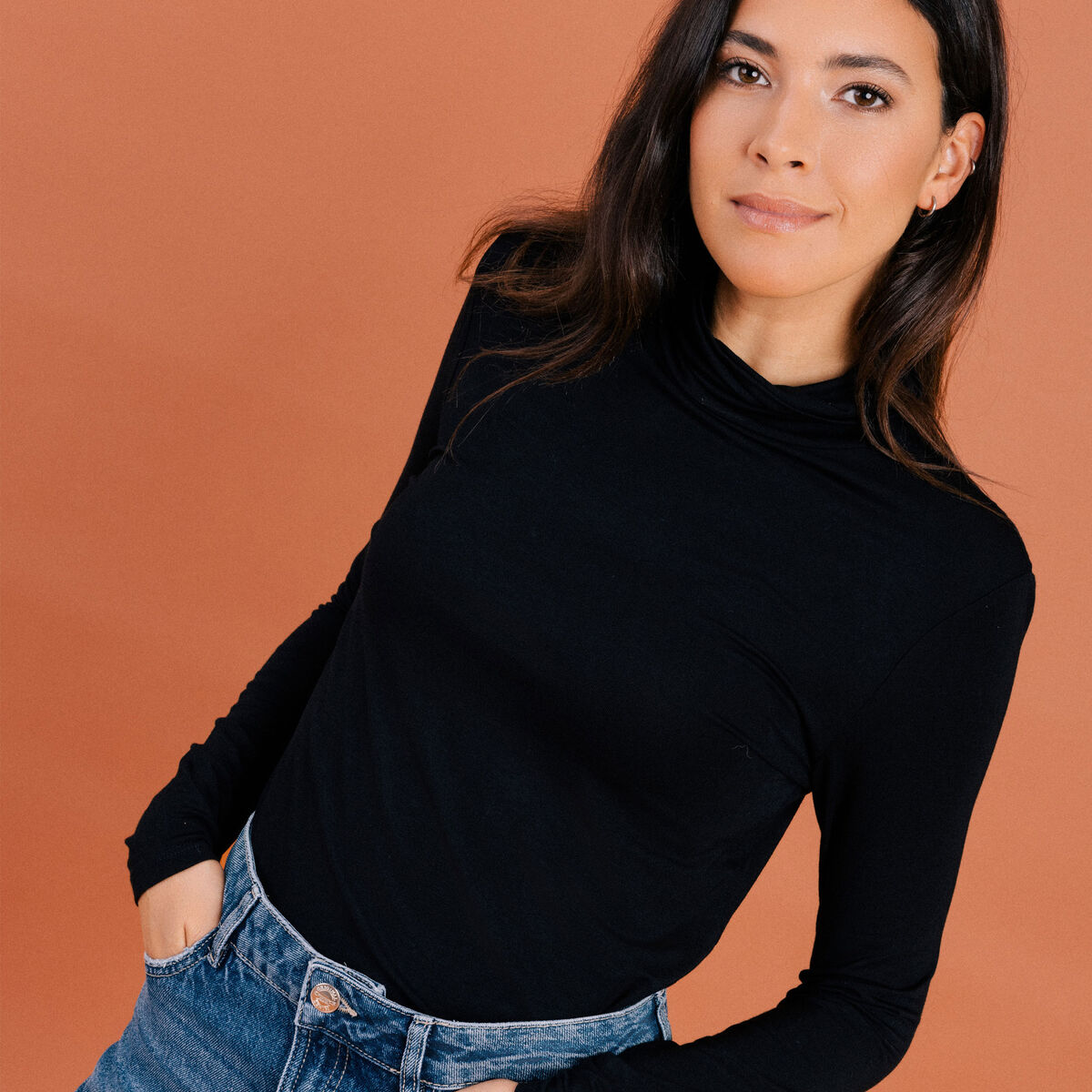 T-shirt manches longues col roulé noir femme