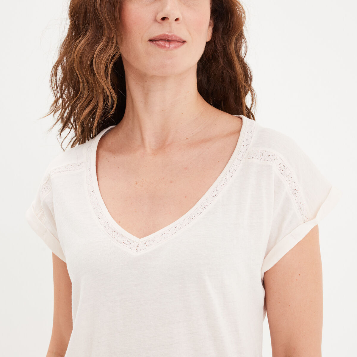 T-shirt col en V à bandes dentelle beige femme