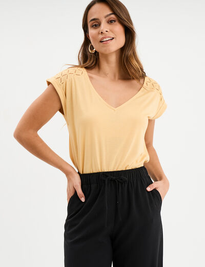 T-shirt col en V dentelle épaules et dos jaune clair femme