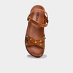 Sandales avec d&eacute;tails clout&eacute;s et perles marron femme