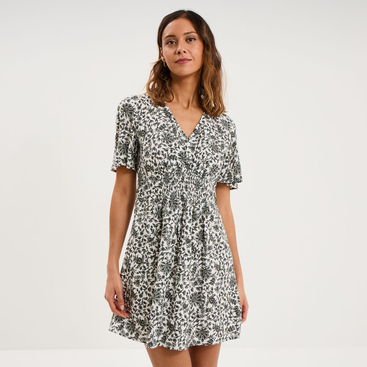 Robe courte col en V taille smock&eacute;e ecru femme