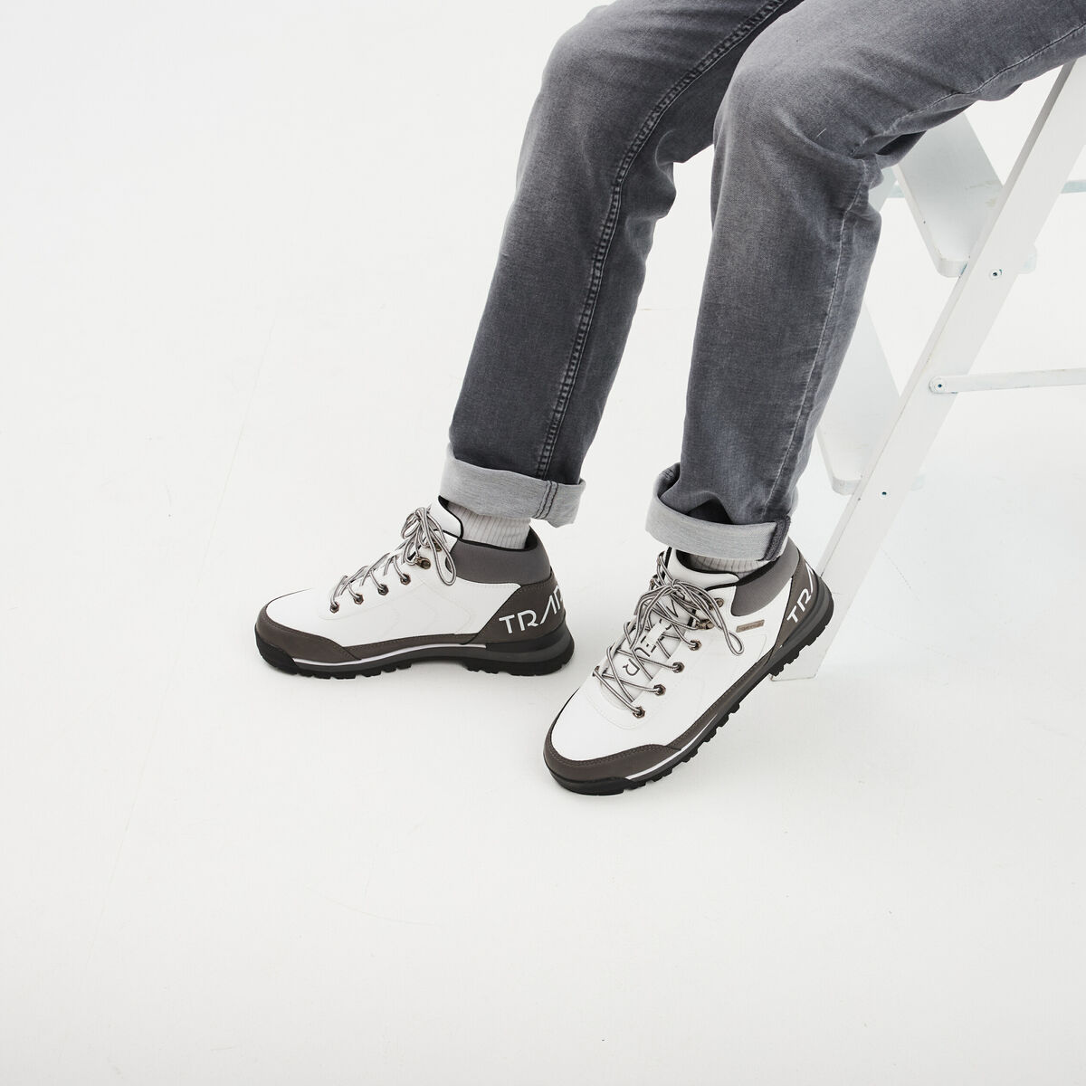 Bottines montantes semelles crant&eacute;es blanc homme