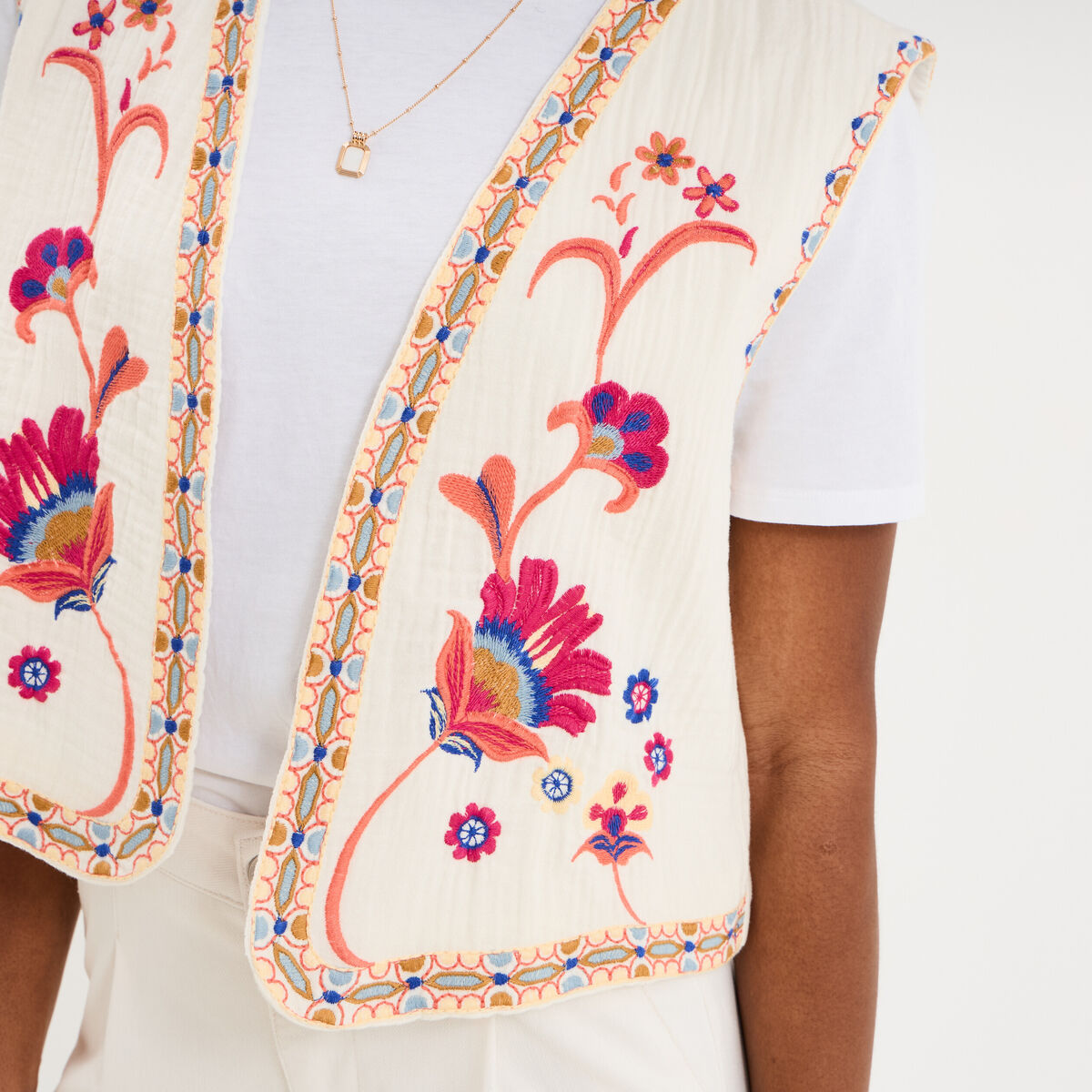 Veste brod&eacute;e sans manches coton creme femme
