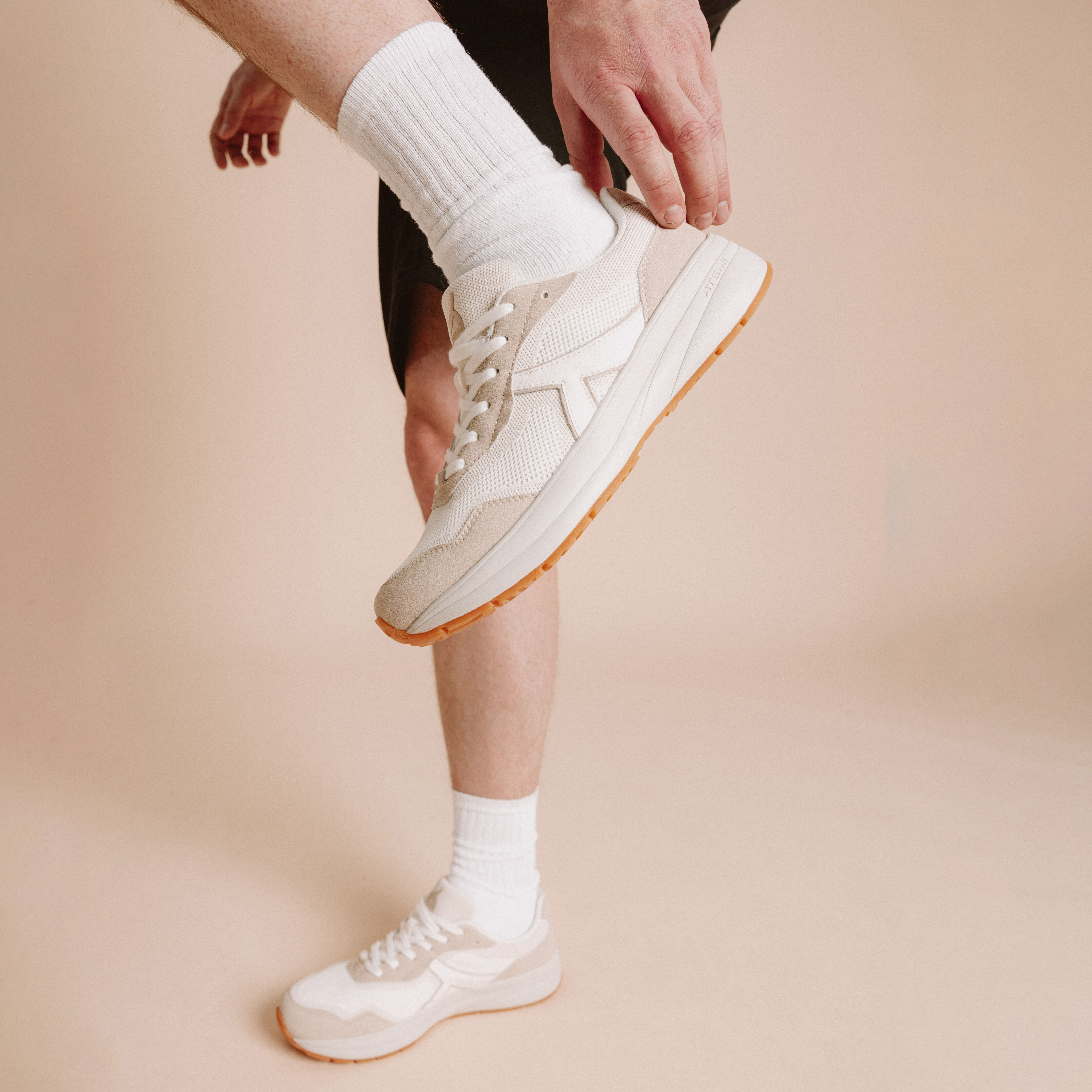 Baskets running de sport à lacets sable homme