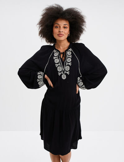 Robe brodée col tunisien manches longues noir femme