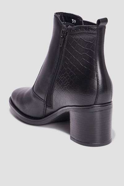 Bottines à talons avec clous en cuir noir femme
