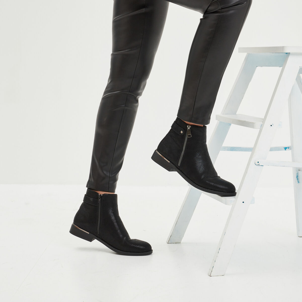 Bottines zippées avec perforations noir femme