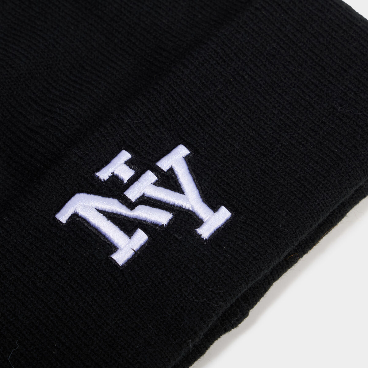 Bonnet lettres brod&eacute;es noir homme