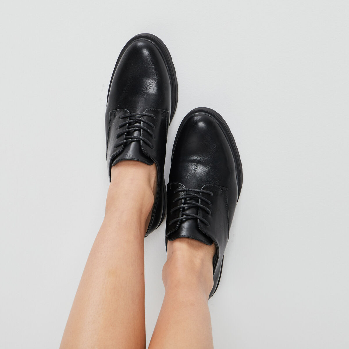 Derbies &agrave; lacets crant&eacute;es Liberto noir femme
