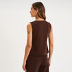 Gilet sans manches ajust&eacute; col en V marron fonc&eacute; femme