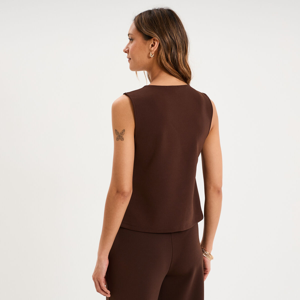Gilet sans manches ajust&eacute; col en V marron fonc&eacute; femme