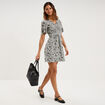 Robe courte col en V taille smock&eacute;e ecru femme