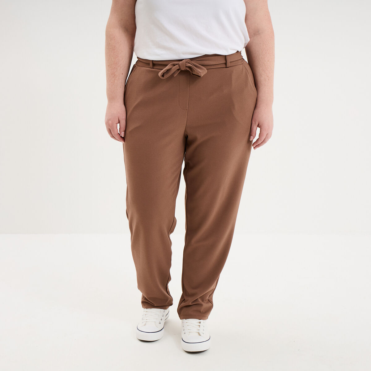 Pantalon cigarette ceintur&eacute; effet cr&ecirc;pe marron clair femme grande taille
