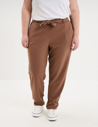 Pantalon cigarette ceintur&eacute; effet cr&ecirc;pe marron clair femme grande taille