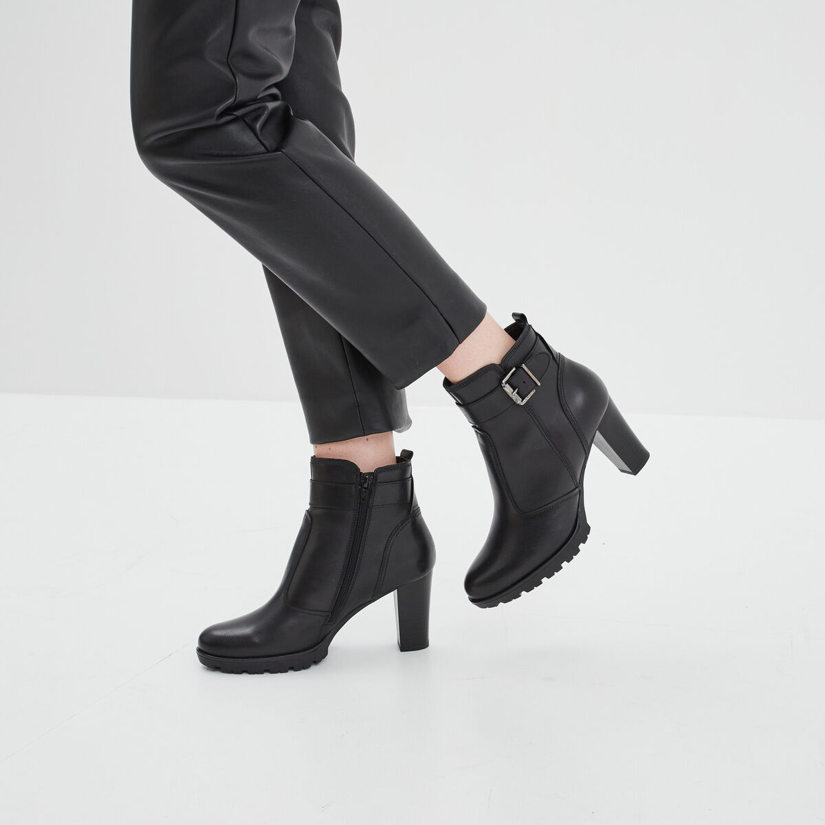 Bottines à talons avec boucles en cuir noir femme