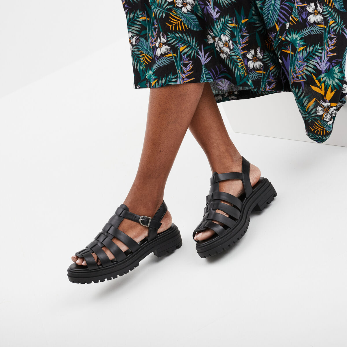 Sandales semelles crant&eacute;es noir femme
