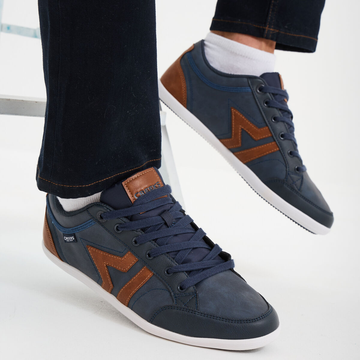 Baskets plates &agrave; lacets bleu marine homme