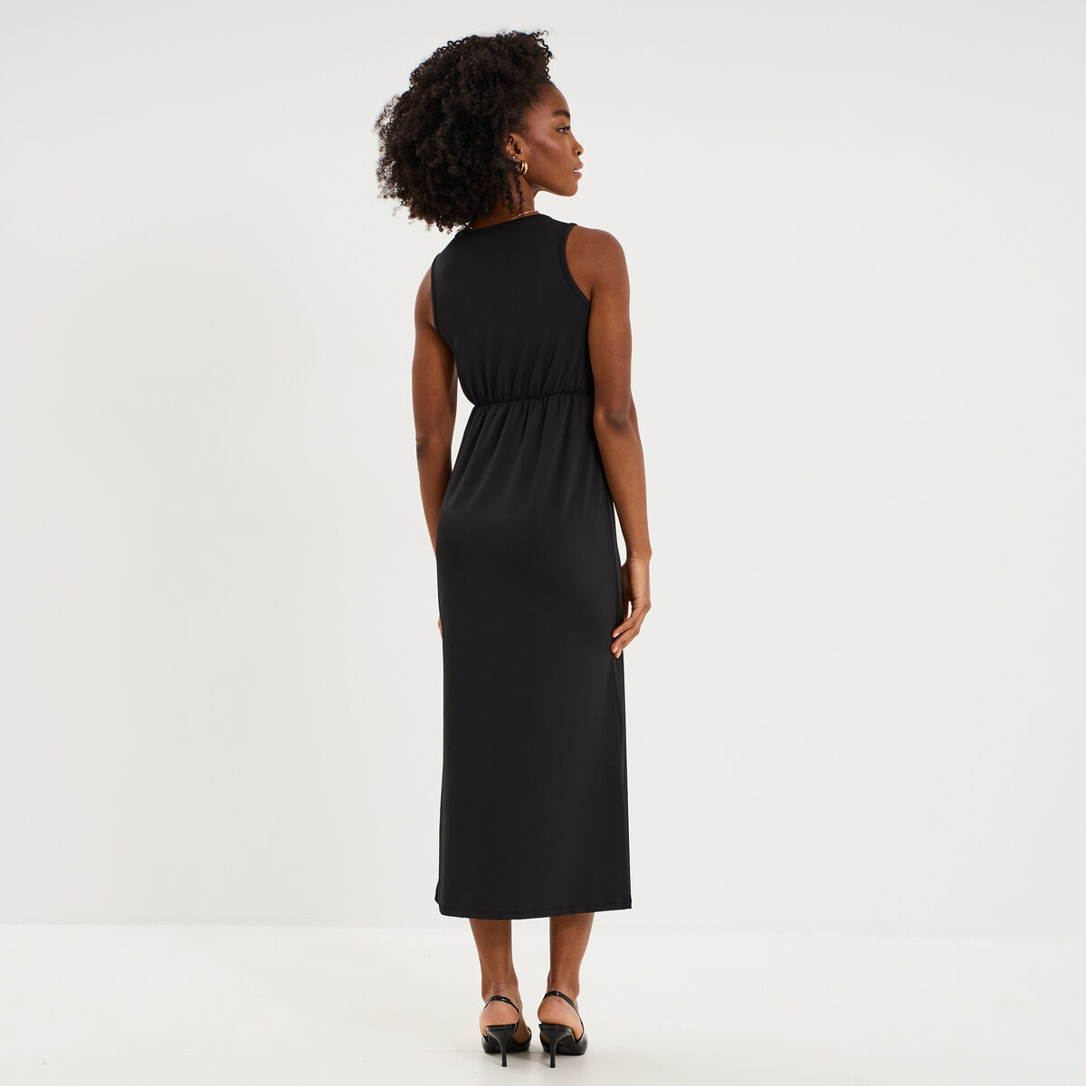 Robe longue &eacute;paules d&eacute;tails bijoux noir femme
