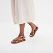 Sandales plates avec brides crois&eacute;es marron femme