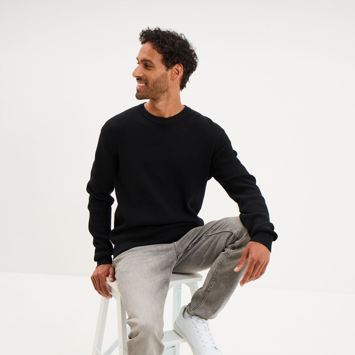 Pull en maille textur&eacute;e col rond noir homme