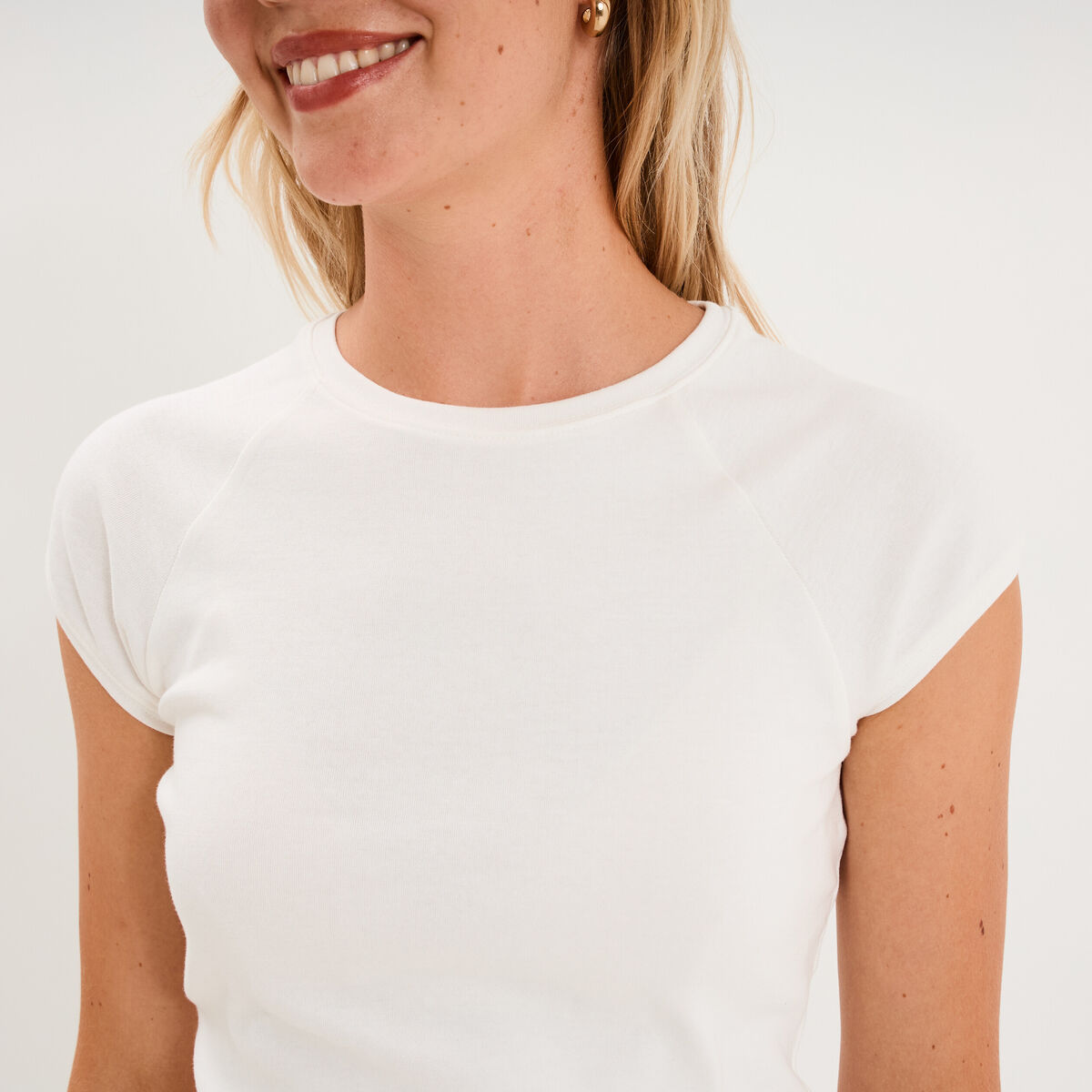 T-shirt ajust&eacute; col rond manches courtes blanc femme