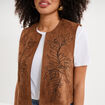 Veste sans manches brod&eacute;e en su&eacute;dine marron femme