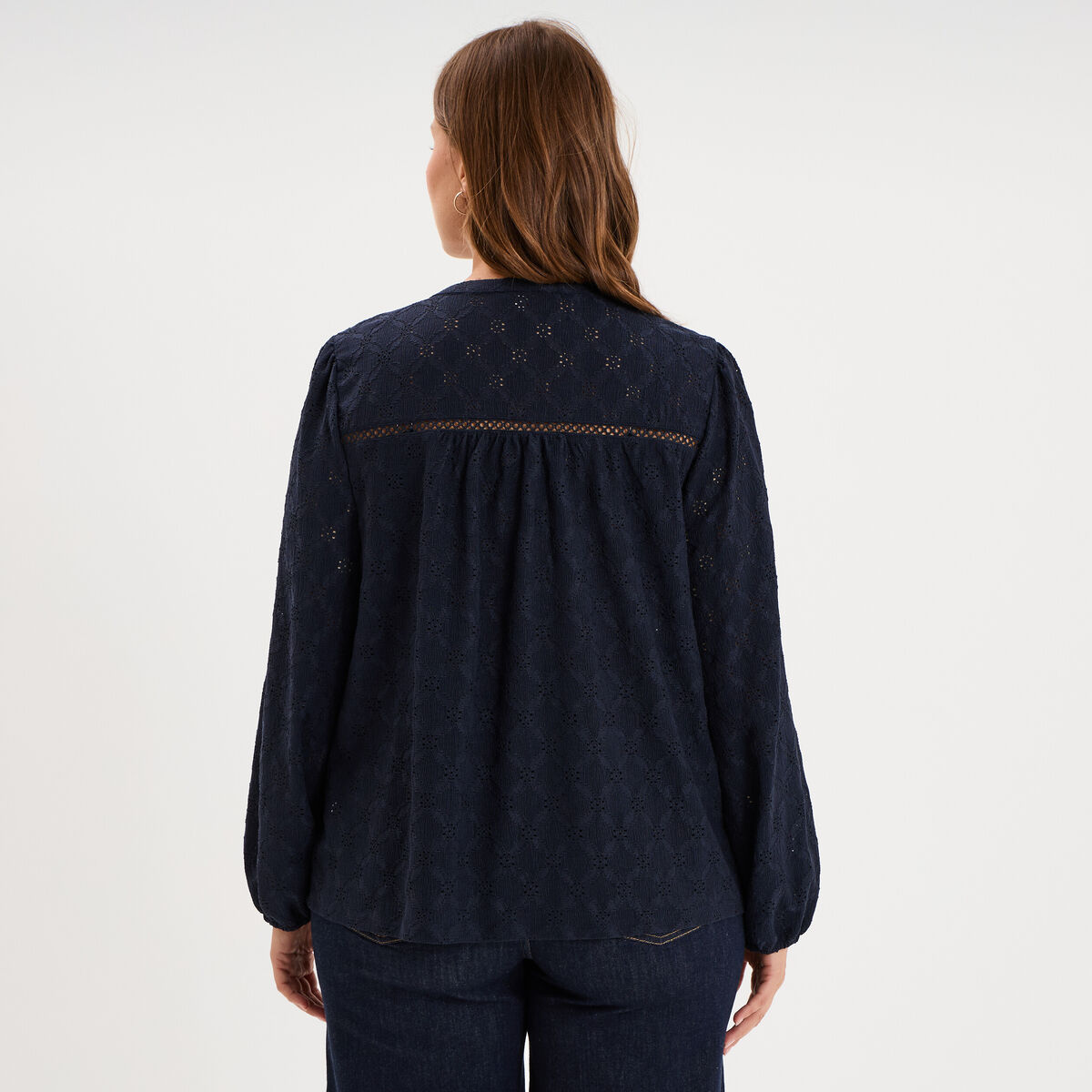 Blouse ajour&eacute;e manches 3/4 col tunisien bleu fonc&eacute; femme grande taille