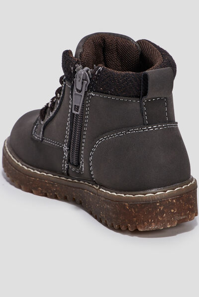 Bottines crantées marron garçon