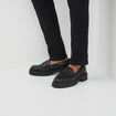 Mocassins crantés à clous noir femme