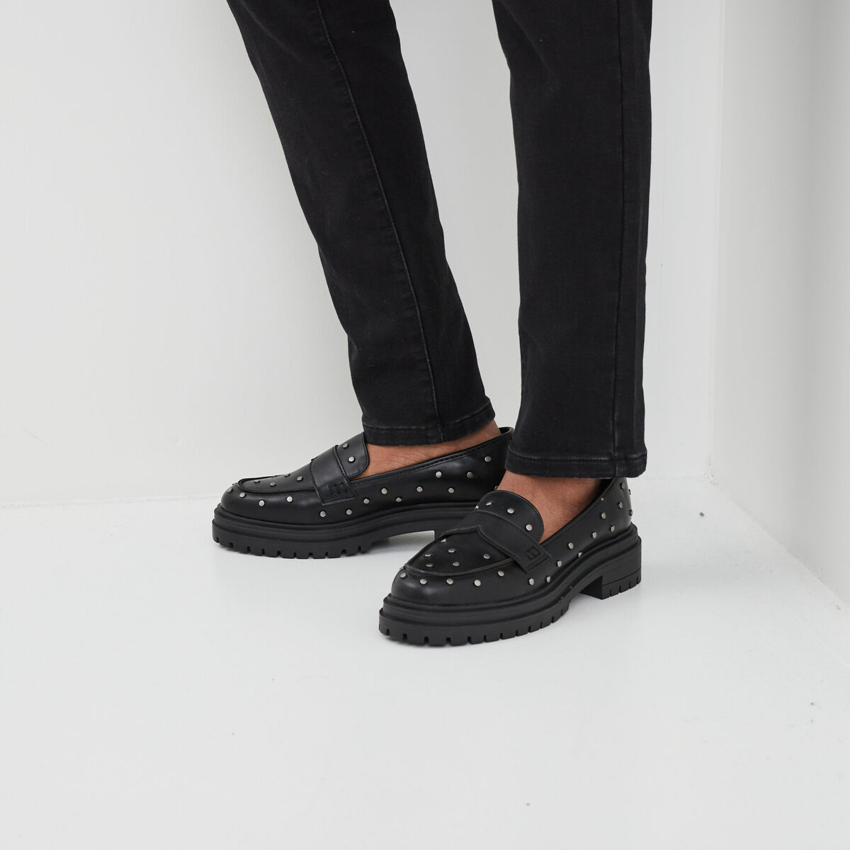 Mocassins crantés à clous noir femme