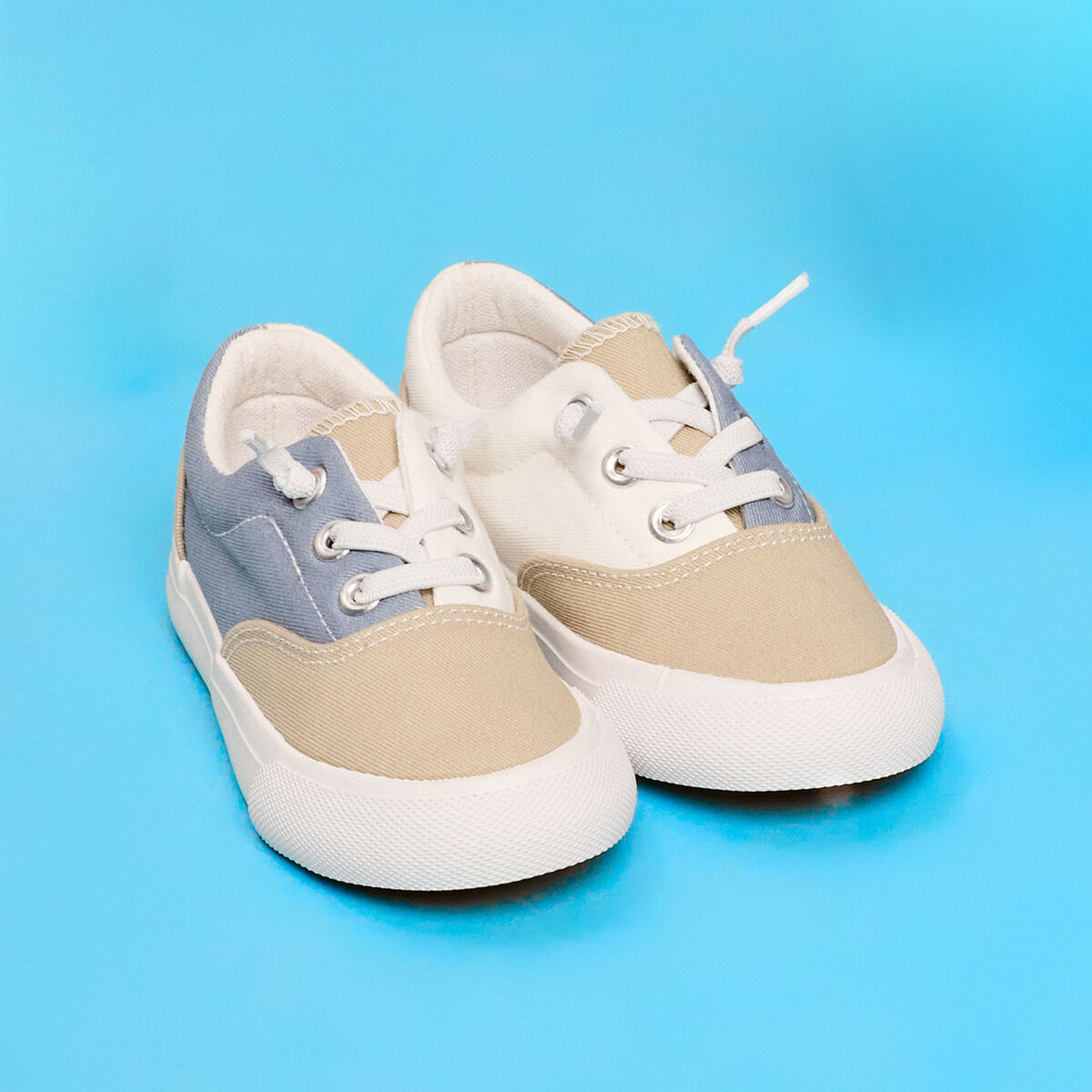 Tennis basses en toile bleu gar&ccedil;on