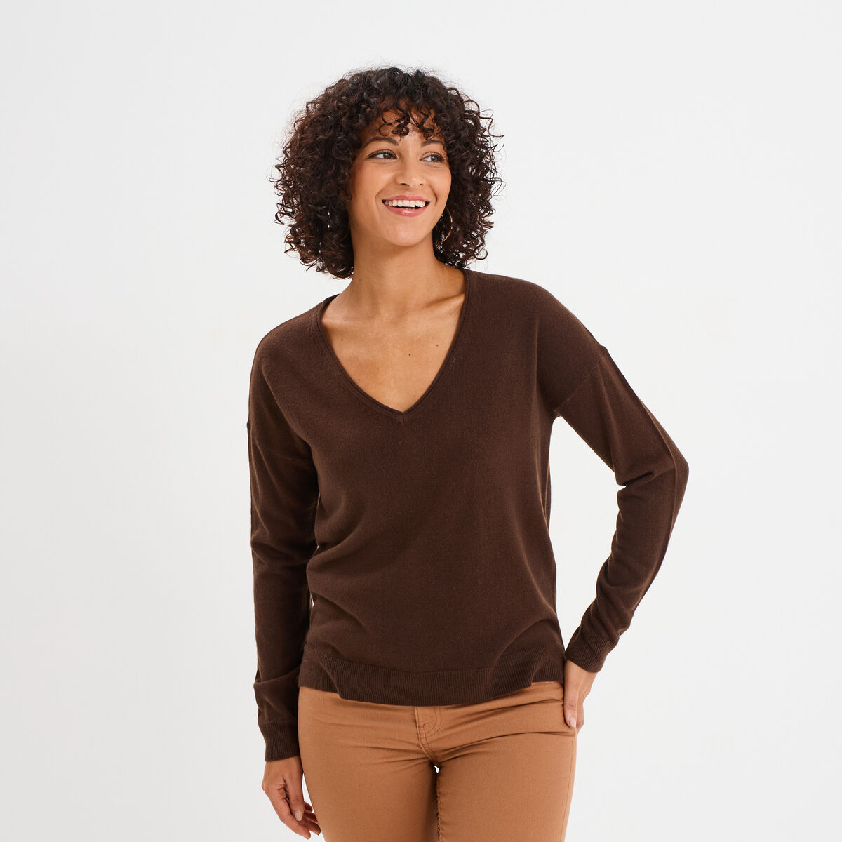 Pull col en V manches longues marron fonc&eacute; femme