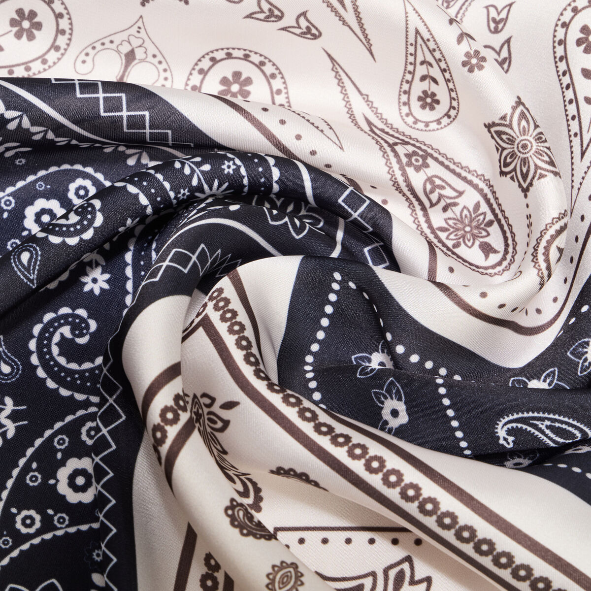 Foulard carr&eacute; satin&eacute; multicolore femme