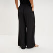Pantalon large fluide effet satin&eacute; noir femme