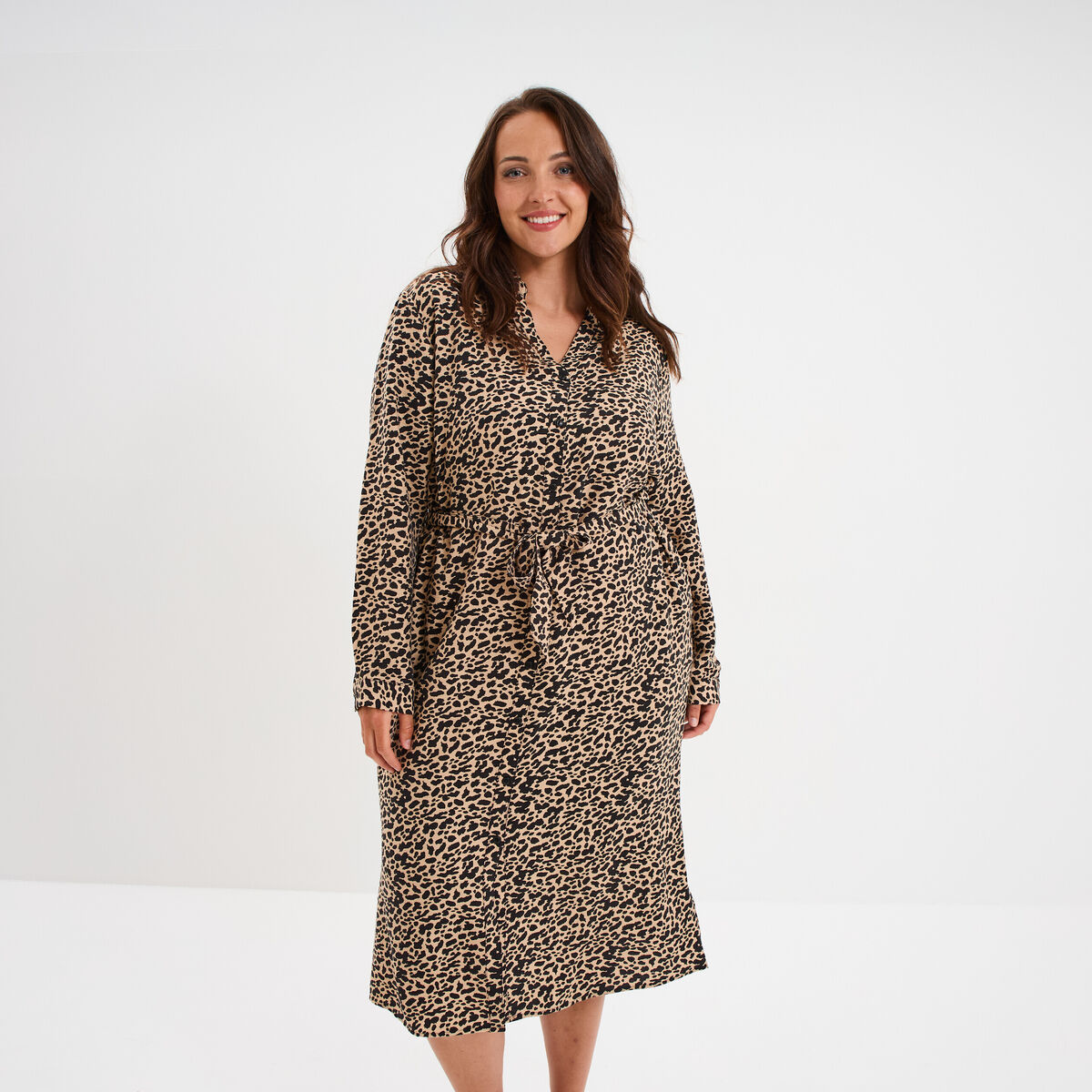 Robe chemise longue ceintur&eacute;e beige femme grande taille