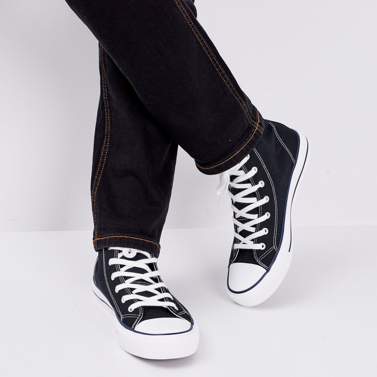 Baskets &agrave; lacets montantes en toile noir homme