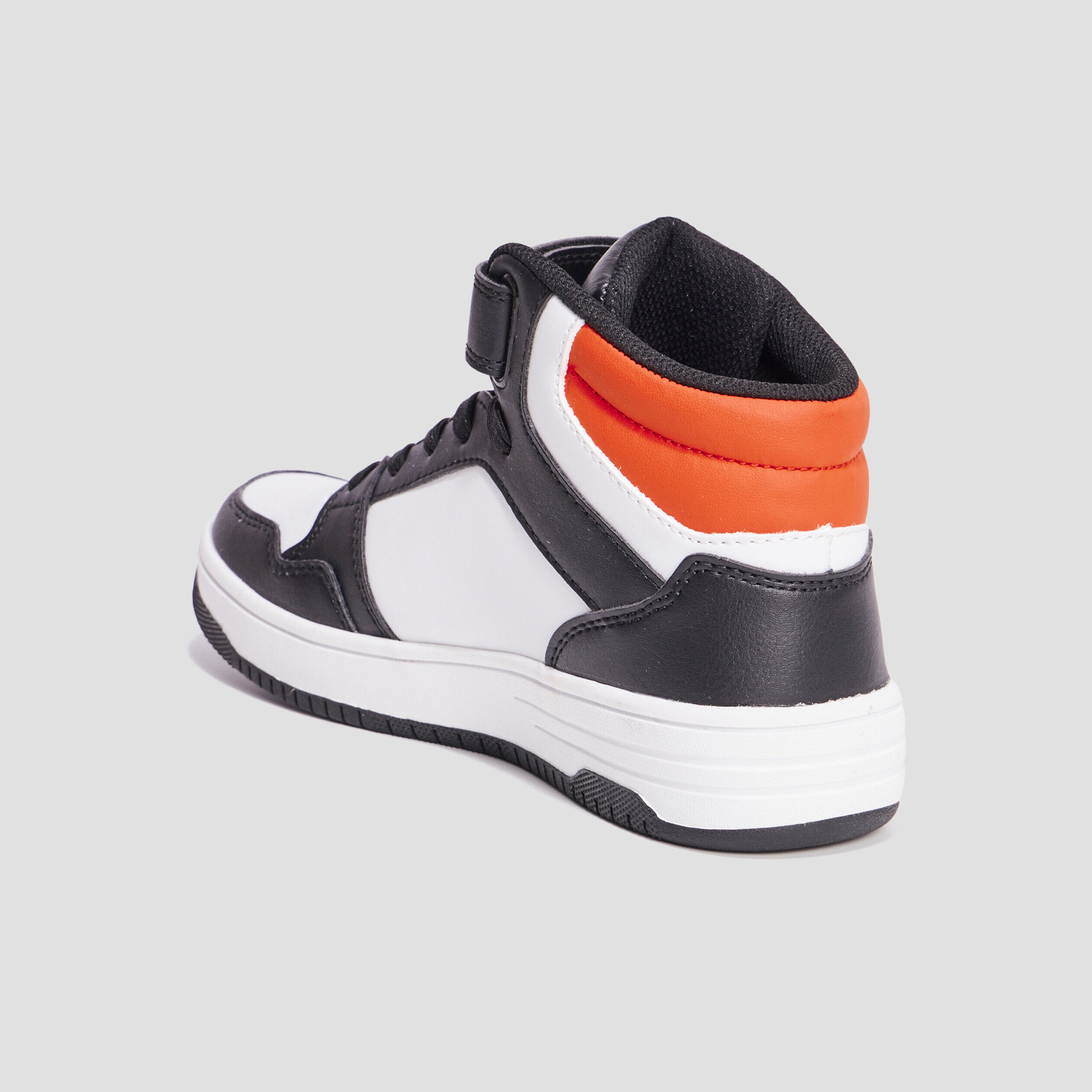 La halle sales aux chaussures enfants