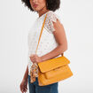 Sac besace détail foulard jaune moutarde femme