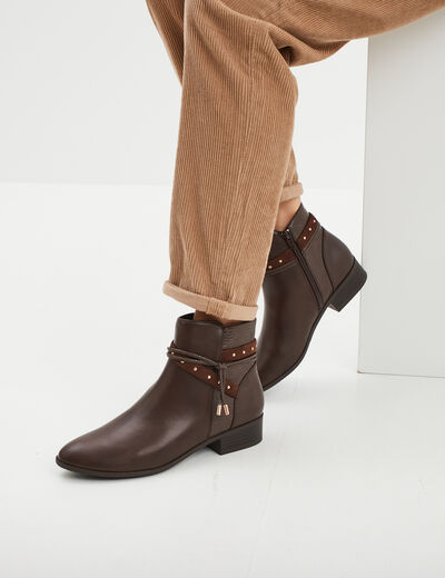 Bottines à talons plats détails cloutés marron femme