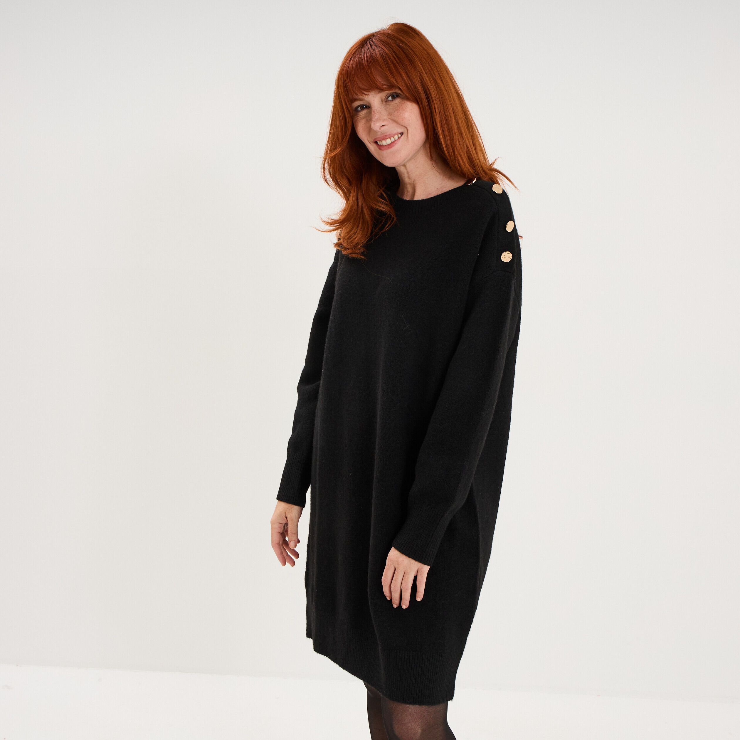 Robe pull longueur genou boutons épaule noir femme