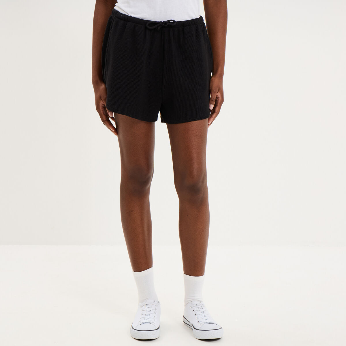Short droit effet gaufr&eacute; coton noir femme