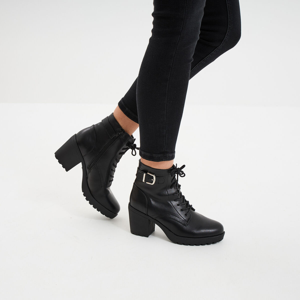 Boots &agrave; lacets et talons 5 cm noir femme