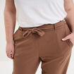 Pantalon cigarette ceintur&eacute; effet cr&ecirc;pe marron clair femme grande taille