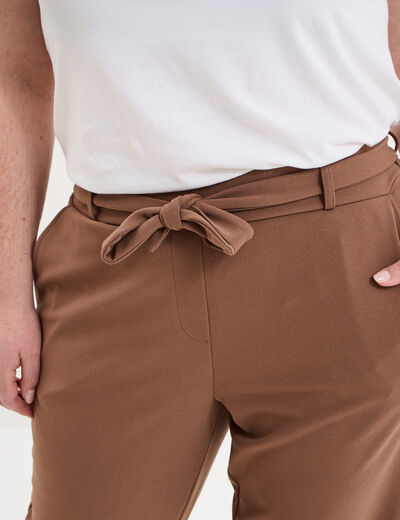 Pantalon cigarette ceintur&eacute; effet cr&ecirc;pe marron clair femme grande taille